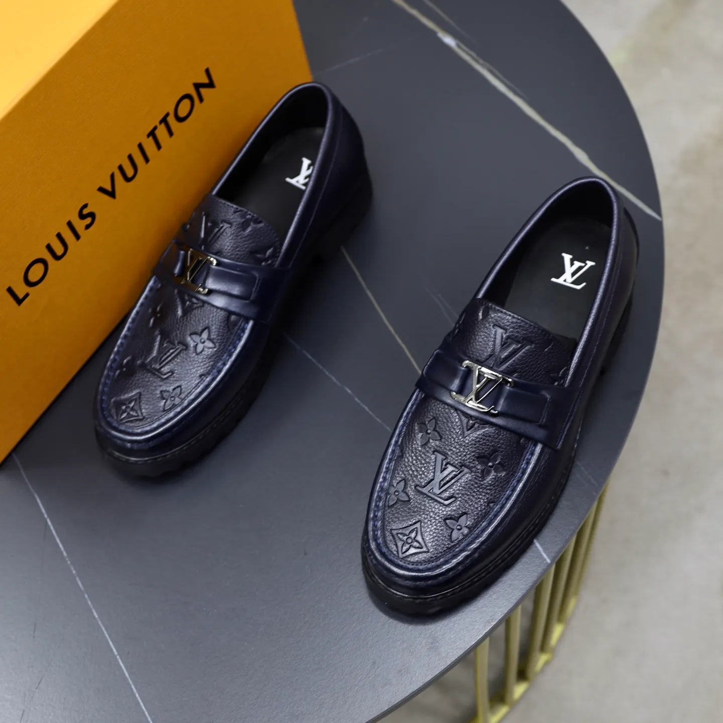 Men's men's shoes💰600💰Louis Vuitton LV men's classic Oxford shoes, men's business formal boutique leather shoes, classic style, almond kernel exquisite toe, ultimate art, the whole shoe is made of imported cow leather (open edge beads), carefully selected, fine pores, excellent gloss, soft texture, strong toughness, durable and not easy to deform, apricot calf leather lining, soft, comfortable, sweat-absorbent and breathable. Foam outsole, original box and dust bag packaging! Size: 38–44 (45/46 customized)